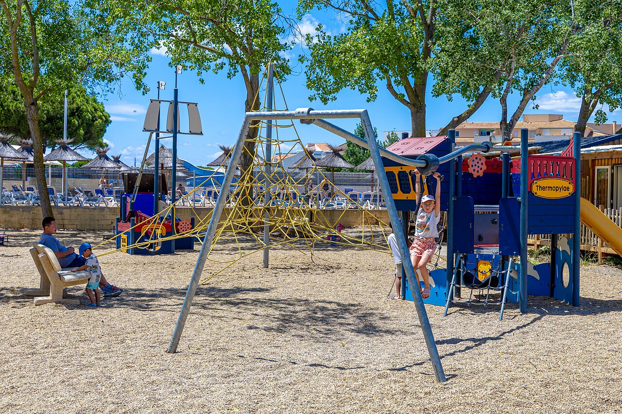 Aire de jeux enfants avec filet d'escalade au camping VAGUES OCEANES Elys�e � Le Grau du Roi (30).