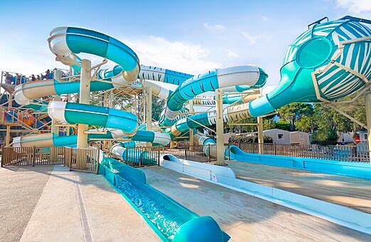 Toboggans aquatiques géants du camping VAGUES OCEANES Elysée à Le Grau du Roi (30).