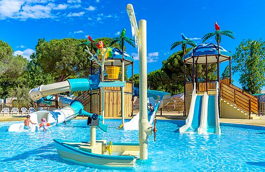 Piscine, toboggans et jeux aquatiques enfants au camping VAGUES OCEANES Elysée.