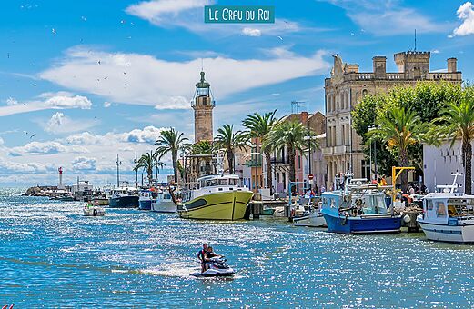 Port animé de Le Grau du Roi avec son phare, bateaux et jet ski.