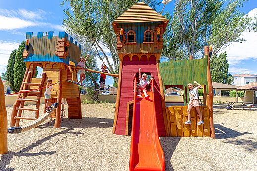 Holzspielplatz, Rutsche, Kinder auf dem Campingplatz VAGUES OCEANES Elysée, Le Grau du Roi.
