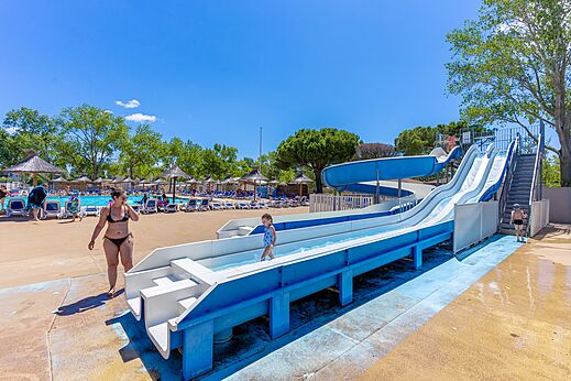Toboggans aquatiques bleus et blancs, enfants au camping VAGUES OCEANES Elysée.