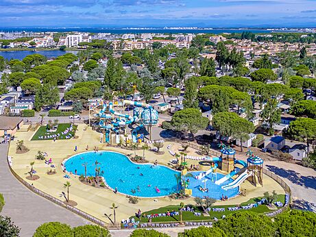 Piscine extérieure, toboggans aquatiques au camping VAGUES OCEANES Elysée, Le Grau du Roi.