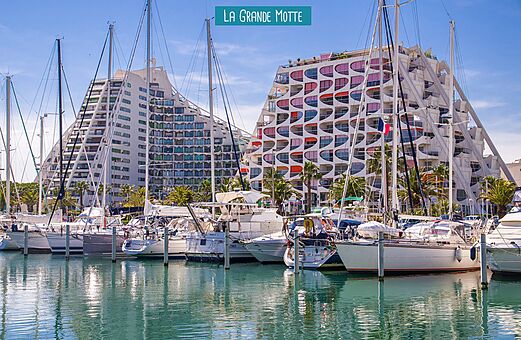 Jachthaven en Piramide-architectuur in La Grande Motte, Occitanië.