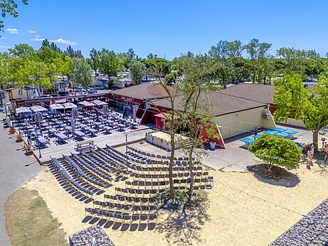 Restaurant, terrasse et animation au camping VAGUES OCEANES Elysée à Le Grau du Roi (30).