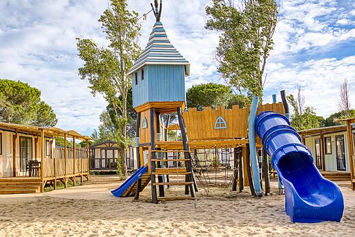Aire de jeux enfants avec toboggan au camping VAGUES OCEANES Elysée à Le Grau du Roi (30).