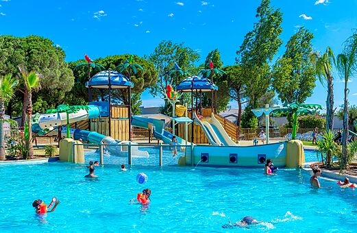 Buitenzwembad, waterspellen en glijbanen op camping VAGUES OCEANES Elysée.