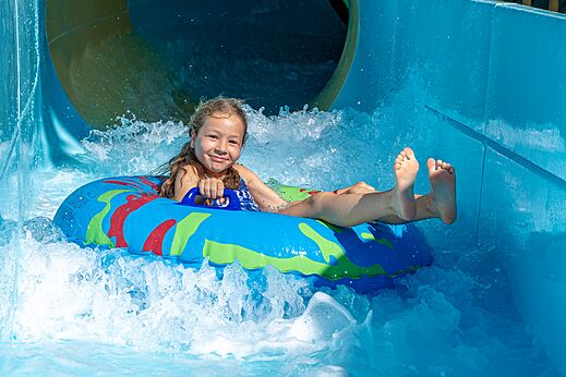 Toboggan aquatique au camping VAGUES OCEANES Elysée à Le Grau du Roi (30).