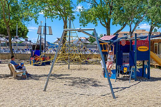 Aire de jeux, filet, toboggan au camping VAGUES OCEANES Elysée à Le Grau du Roi (30).