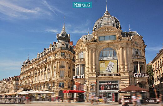 Historische gevels en sierlijke architectuur op een levendig plein in Montpellier, Occitanië.