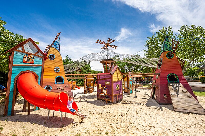 Carabouille Spielplatz - Farbenfroher Spielplatz, Rutsche und Kind auf CAPFUN El Moli, Elne (66).