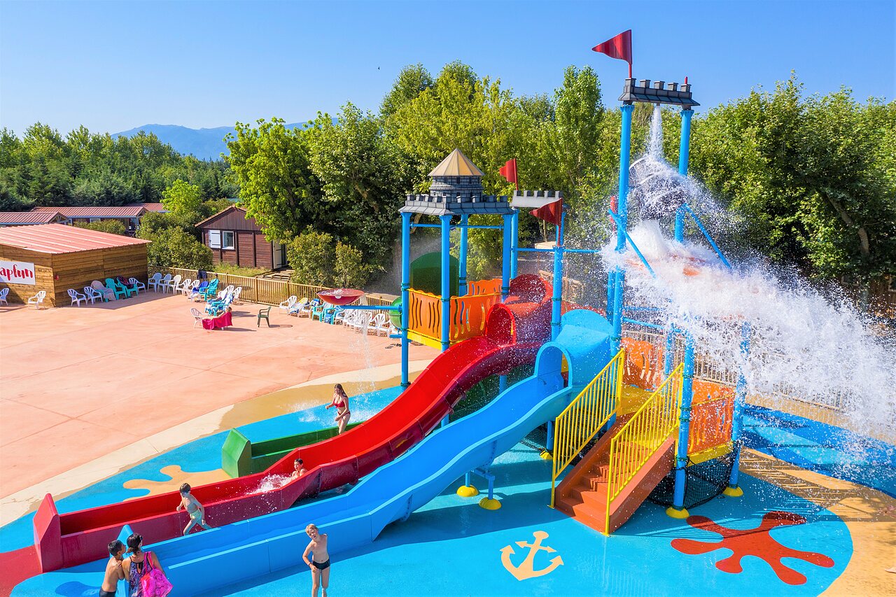 Bunte Rutschen und Wasserspielplatz auf dem Campingplatz CAPFUN El Moli in Elne (66).