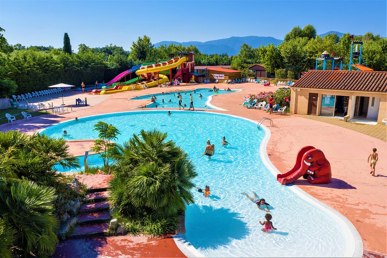 Gro�er Wasserbereich mit Pools, Rutschen und Kindern auf dem Campingplatz CAPFUN El Moli in Elne (66).