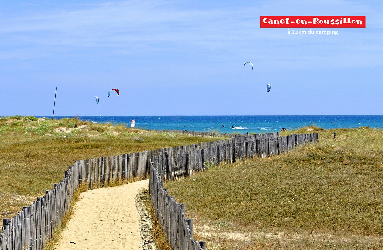 Strand von Canet-en-Roussillon mit Kitesurfern, Ausflugsziel nahe Elne.
