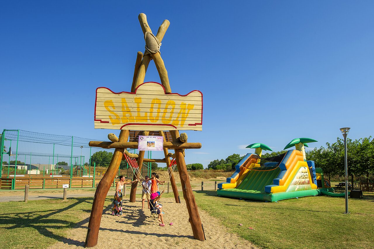 Saloon-Spielplatz, H�pfburg und Kinder auf dem Campingplatz CAPFUN El Moli in Elne (66).