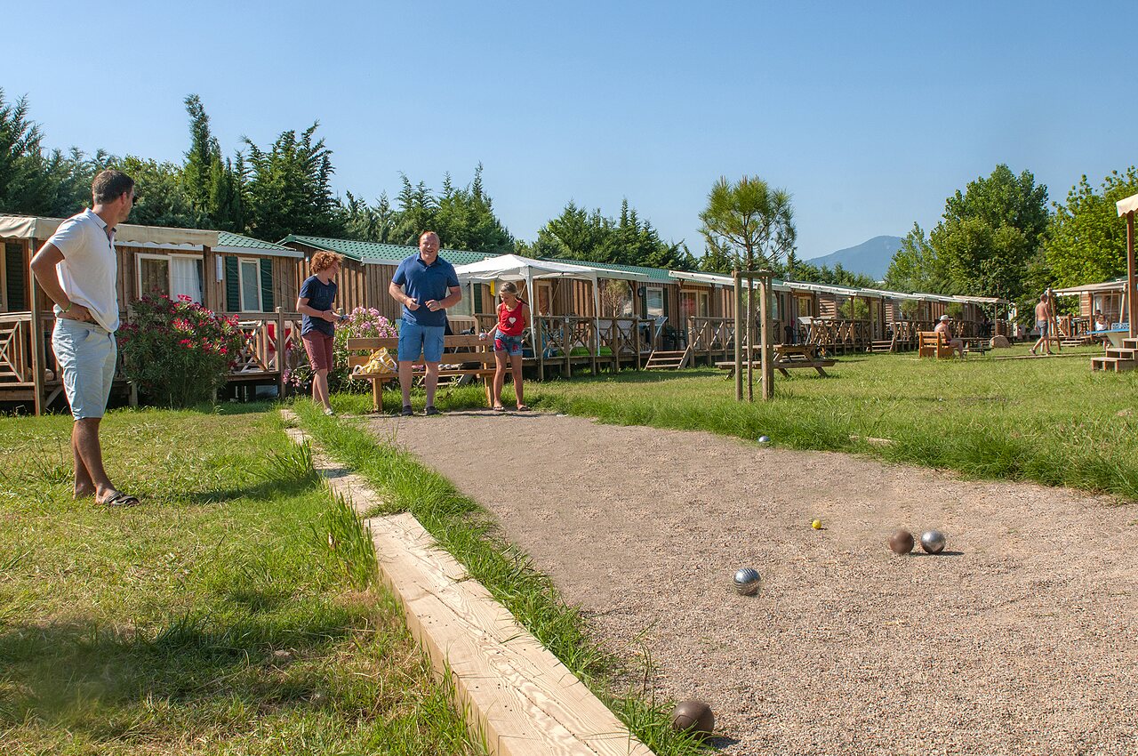 Familie spielt Boule, Mobilheime auf dem Campingplatz CAPFUN El Moli in Elne (66).