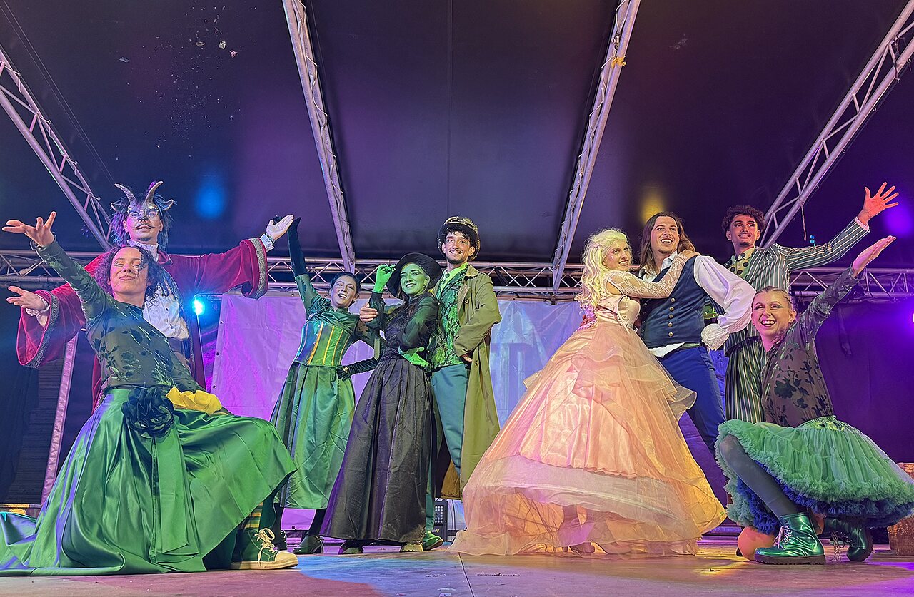 Kost�mierte K�nstler auf B�hne, Animationsshow im Camping CAPFUN El Moli in Elne.