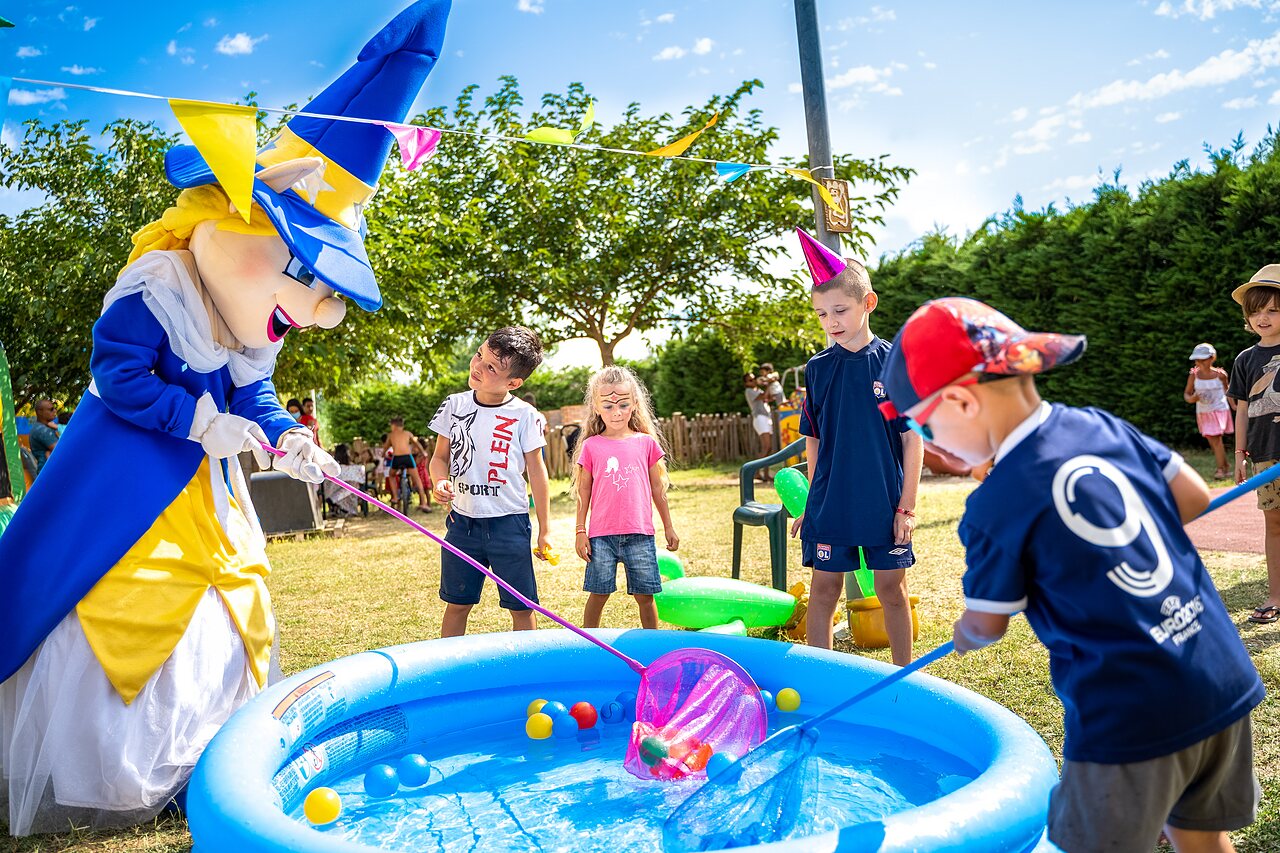 Wasserspiel mit Maskottchen und Kindern auf Campingplatz CAPFUN El Moli.