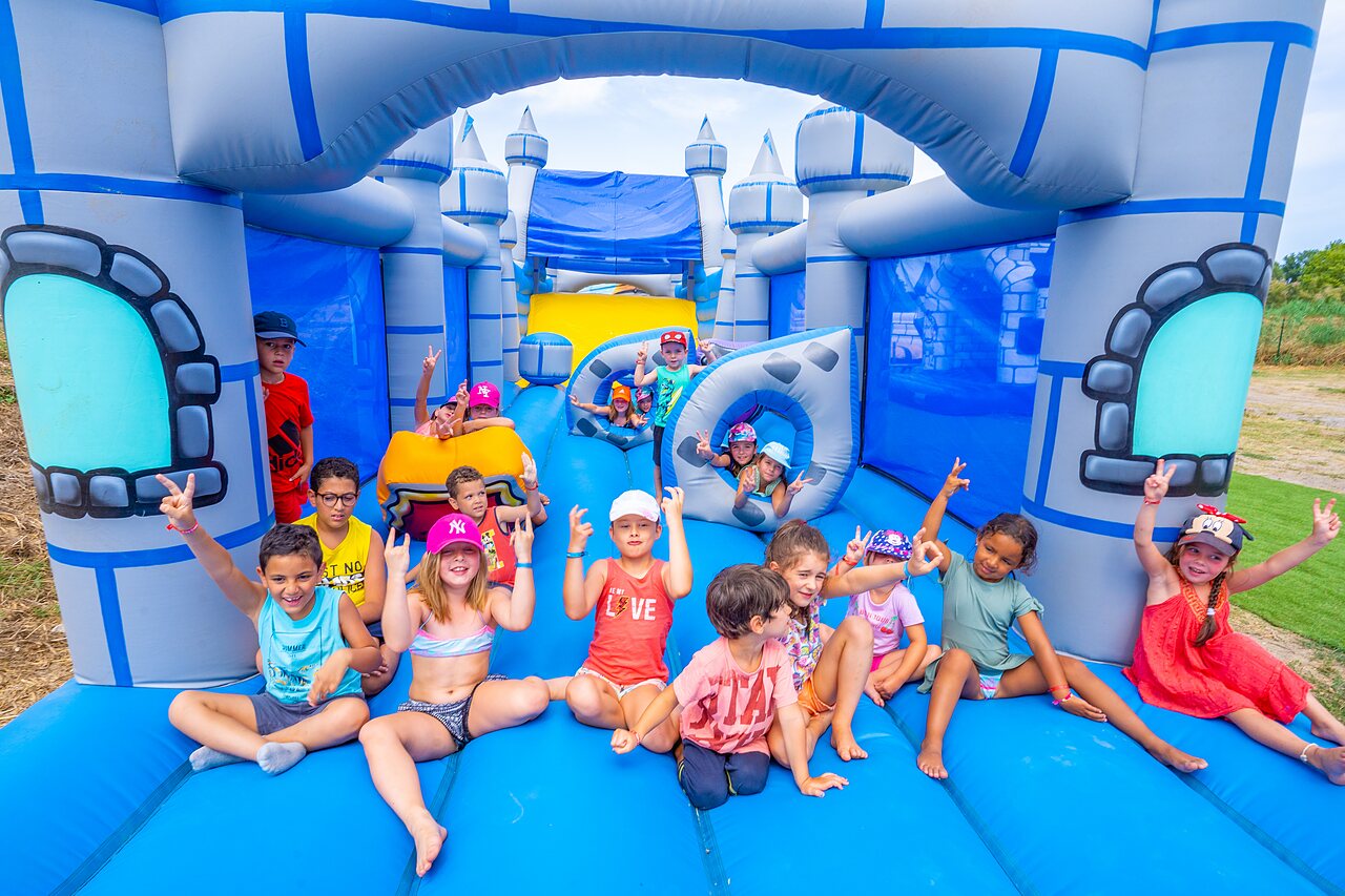 H�pfburg und fr�hliche Kinder auf Campingplatz CAPFUN El Moli in Elne (66).