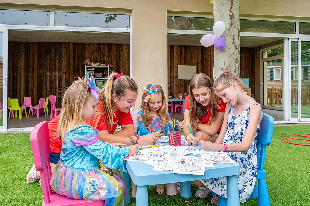 Kinder und Animateure malen gemeinsam auf dem Campingplatz CAPFUN El Moli in Elne (66).