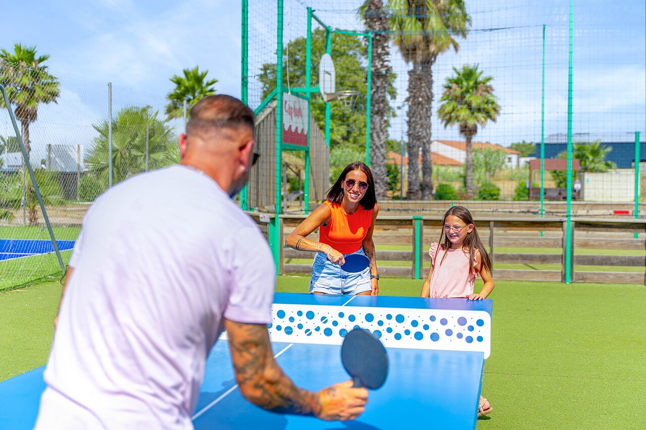 Familien-Tischtennis auf dem Campingplatz CAPFUN El Moli in Elne (66).