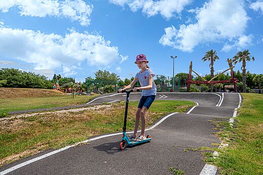 Pump track et aire de jeux pour enfants au camping CAPFUN El Moli à Elne (66).