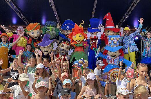 Spectacle d'animation avec mascottes et enfants joyeux au camping CAPFUN El Moli � Elne (66).