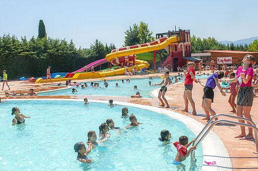 Außenpool mit Riesenrutschen und Kindern auf dem Campingplatz CAPFUN El Moli in Elne (66).
