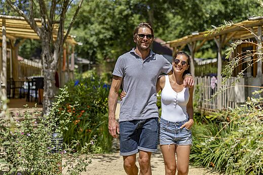 Couple en promenade au camping CAPFUN El Moli à Elne (66).