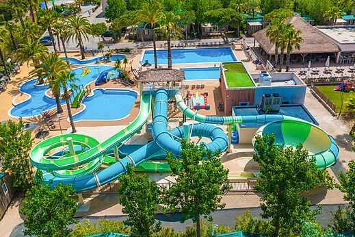 Wasserpark mit Riesenrutschen und Pools auf dem Campingplatz CAPFUN Emeraude in Portiragnes (34).