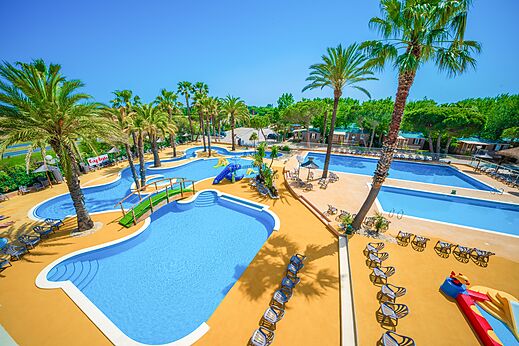 Gro�er Au�enpool mit Rutschen und Palmen auf dem Campingplatz CAPFUN Emeraude in Portiragnes (34).