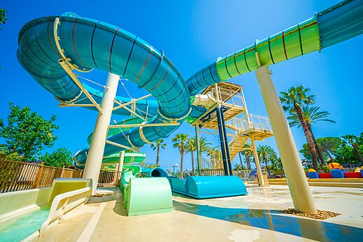 Riesen-Wasserrutschen und Schwimmbad auf dem Campingplatz CAPFUN Emeraude in Portiragnes (34).