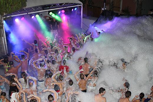 Animierte Schaumparty mit vielen Urlaubern auf dem Campingplatz CAPFUN Emeraude in Portiragnes (34).