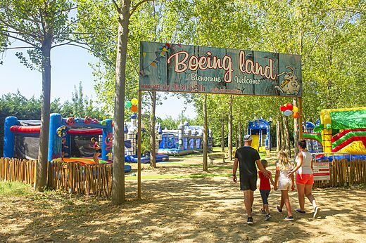 H�pfburgen und Spielplatz auf dem Campingplatz CAPFUN Emeraude in Portiragnes (34).