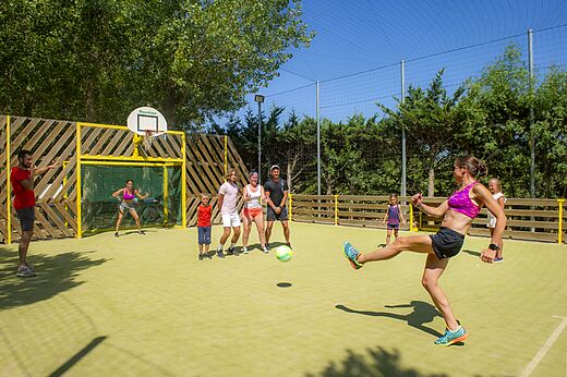 Familie spielt Fu�ball auf Multisportplatz, Camping CAPFUN Emeraude, Portiragnes (34).
