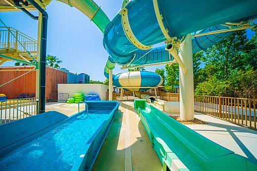 Colorful water slides and play area at CAPFUN Emeraude campsite in Portiragnes (34).