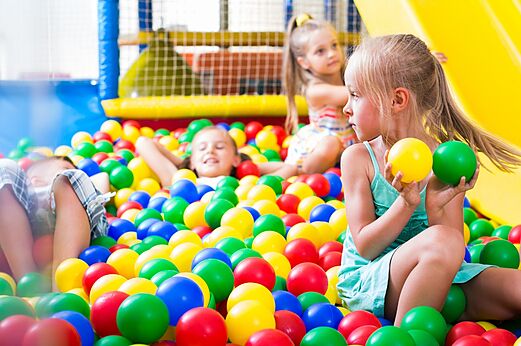 Kinder spielen in farbigem B�llebad auf Campingplatz CAPFUN Emeraude in Portiragnes (34).