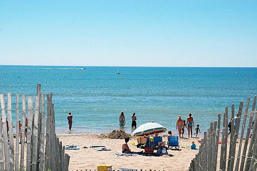 Sandstrand mit Badeg�sten und Sonnenschirm auf CAPFUN Emeraude, Portiragnes (34).