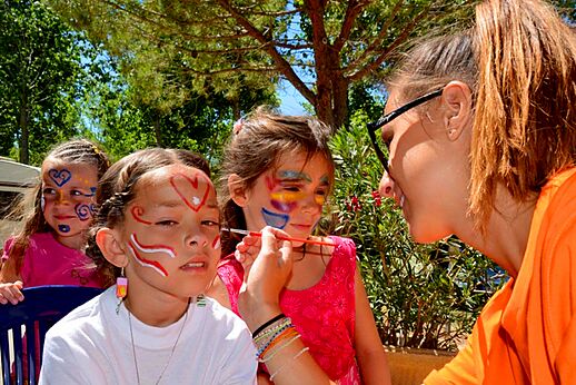 Kinderanimation mit Schminksitzung auf dem Campingplatz CAPFUN Emeraude in Portiragnes (34).