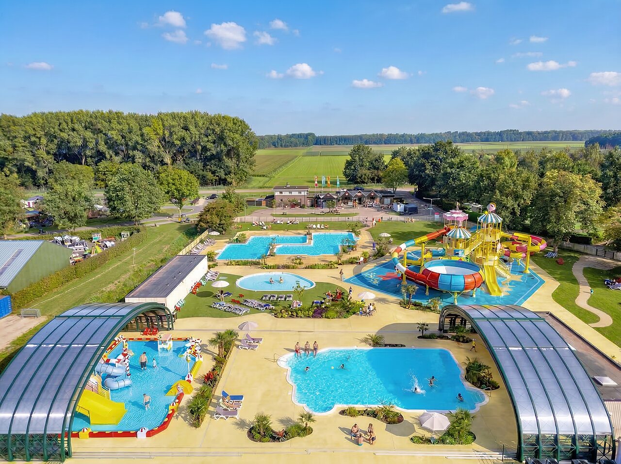 Groot waterpark met zwembaden en glijbanen op camping CAPFUN Erkemederstrand in Zeewolde.