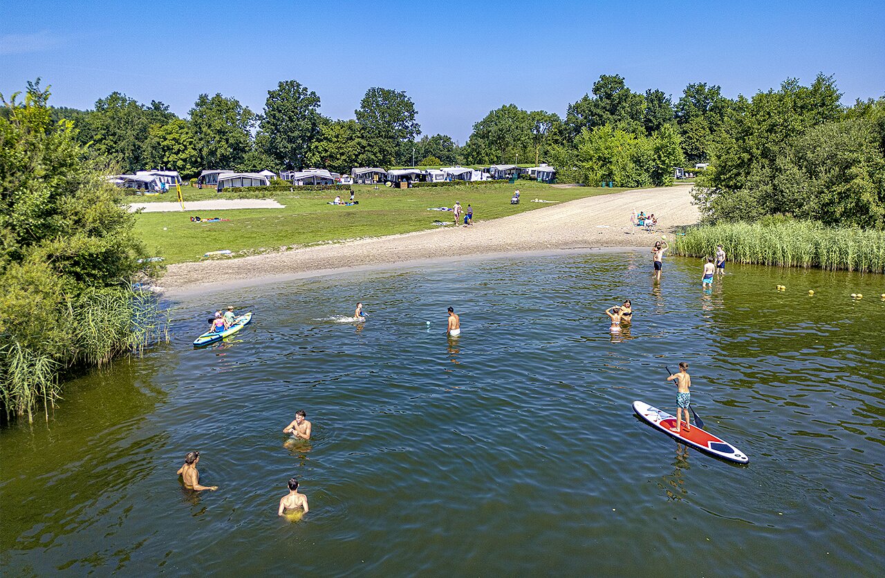 Wateractiviteiten, zandstrand en kampeerplaatsen op CAPFUN Erkemederstrand in Zeewolde.
