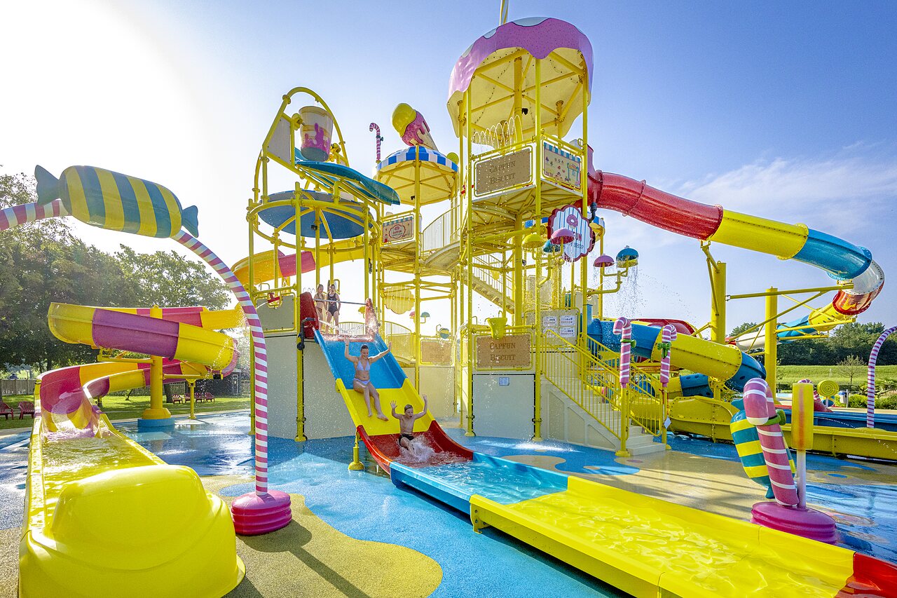 Kleurrijk waterpark met glijbanen en waterspeeltoestellen op camping CAPFUN Erkemederstrand in Zeewolde.