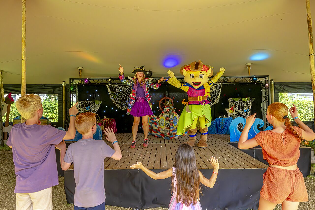Animatievoorstelling met mascotte en kinderen op camping CAPFUN Erkemederstrand in Zeewolde.