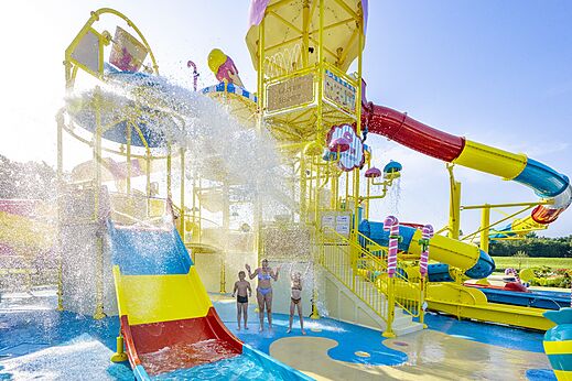 Wasserspielplatz mit Rutschen auf dem Campingplatz CAPFUN Erkemederstrand in Zeewolde.