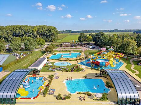 Au�en- und Innenpools mit riesigen Rutschen auf dem Campingplatz CAPFUN Erkemederstrand in Zeewolde.