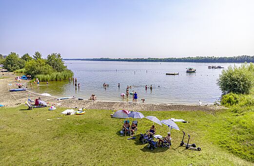 Sandstrand mit Badem�glichkeiten und Wassersport auf dem Campingplatz CAPFUN Erkemederstrand in Zeewolde.