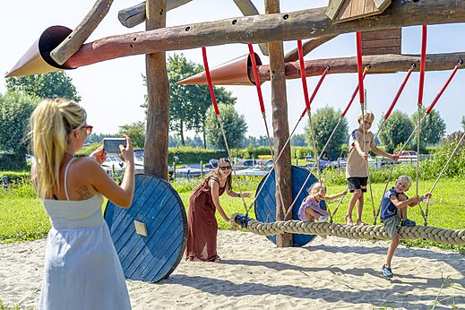 Holz- und Seilspielplatz mit Kindern auf dem Campingplatz CAPFUN Erkemederstrand in Zeewolde.