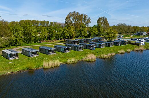 Moderne Mobilheime am Wasser, Luftaufnahme auf dem Campingplatz CAPFUN Erkemederstrand in Zeewolde.