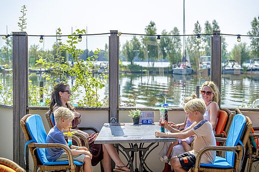 Familie an der Bar, Getr�nke, Wasserblick, CAPFUN Erkemederstrand in Zeewolde.