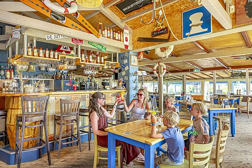 Bar und Restaurant mit G�sten, die Getr�nke genie�en auf dem Campingplatz CAPFUN Erkemederstrand in Zeewolde.